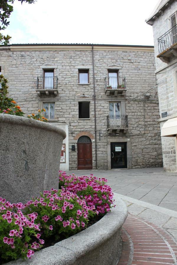 B&B Piazza Di L'Ara Tempio Pausania Zewnętrze zdjęcie